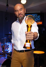 组图：辛龙台北见面会唱情歌 歌迷回赠喜糖