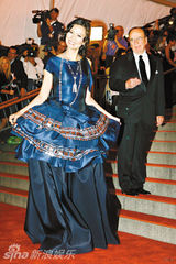 组图：邓文迪华服集锦 体现时尚品味