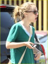 组图：波特曼穿绿衫抱子出街 小家伙拿水壶卖萌