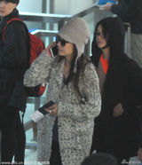 组图：赵薇戴帽子现身机场 脸色憔悴长发快齐腰