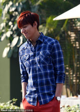 组图：李敏镐广东拍广告 舔嘴卖萌人气爆棚