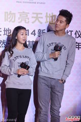 组图：郭涛父子首亮相活动 李亚鹏形单影只