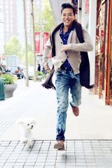 组图：陈晓东漫步冬日街头 坚强成熟更添男人味