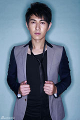 组图：何明翰时尚写真剑眉表情多变