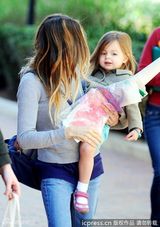 组图：杰西卡-帕克接女儿放学妹妹得宠姐姐吃醋