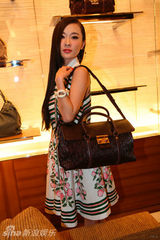 组图：霍思燕为国际品牌剪彩 妩媚亮相显贵族风情