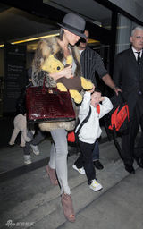 幻灯图集：维多利亚现身机场 克鲁兹独享母爱