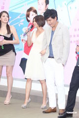 组图：杨丞琳出席新戏首映会 “醉”爱张孝全