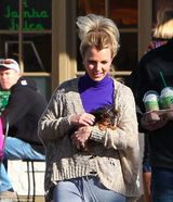 组图：布兰妮带儿子们外出 顶孔雀头打扮如大妈