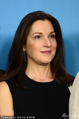 组图：柏林电影节众评委合影 梁朝伟微笑现身