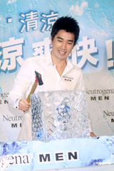 幻灯图：赵又廷为保养品宣传 阳光帅气笑容醉人