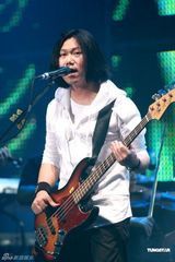 幻灯图：五月天再登红馆开唱 警匪造型high翻全场