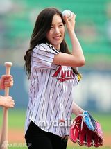 组图：少女时代泰妍徐贤亮相棒球场 开球秀身姿