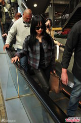 高清组图：宋茜抵港洋保镖护驾 呢格外套洋气