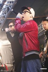 组图：周柏豪联同农夫旺角街头上演Live秀