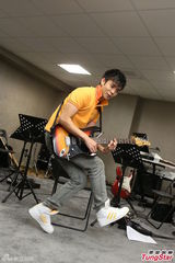 组图：刘子千将开演唱会 搞怪刷吉他