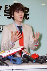 SJ为圭贤老爸补习班站台 报名得签名引粉丝不满(图)