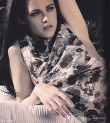 组图：克里斯汀-斯图尔特V领裙登《ELLE》封面