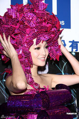 幻灯图：张韶涵个唱造型独特 获封中国版Lady Gaga