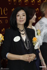 组图：陈玉莲笑言没扮靓秘方 称还未为华仔送祝福