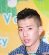 组图：朴宰范呼吁歌迷为海难祈祷 不知尼坤恋情