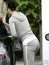 组图：凯蒂佩里灰色外套出行 紧身裤显内衣边际