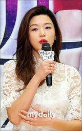 组图：全智贤首演电视剧 白蕾丝镂空裙高挑清瘦