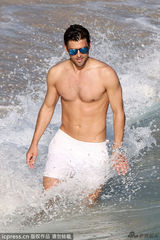 奥利维亚携未婚夫沙滩湿身肉搏 野性陶醉忘我