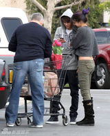 组图：贾斯汀-比伯和女友赛琳娜戈麦斯超市购物