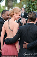 组图：妮可戛纳走秀风情露背 真空激凸艳光四射