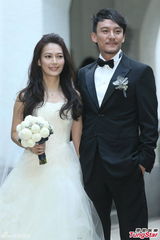 组图：张震大婚献吻娇妻 亲手为新娘提裙摆