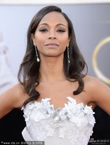 组图：阿凡达女郎佐伊-索尔达娜白色美裙亮相