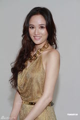 组图：陈乔恩露背礼服秀美背 不惧做剩女