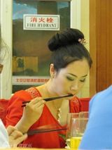 组图：芙蓉姐姐喜庆走进政协礼堂 小口吃饭扮优雅