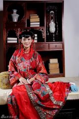 组图：王媛可穿越古典之旅 红装喜庆迎新年