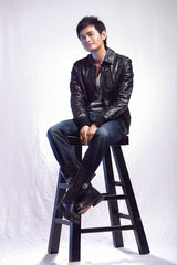 组图：王雨秋装写真曝光 皮衣牛仔“萌”男当道