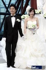 组图：韩国笑星赵志勋大婚 HAHA献歌众星祝贺