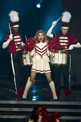 组图：麦当娜挑逗肌肉男上演致命诱惑