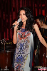 组图：莫文蔚忙事业无暇生子 性感吊带长裙美艳