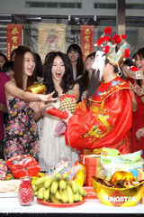 幻灯图：林志玲助阵模特公司开工 泳装环节趣味十足