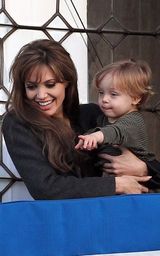 幻灯图：朱莉怀抱儿子阳台观景 掉落玩具花容失色