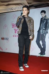 组图：周汤豪豹纹装现身签唱获师兄友情助阵