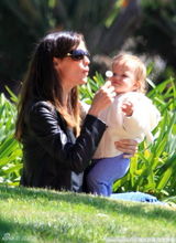 幻灯：詹妮弗-加纳携女儿野餐 紧搂小宝贝母爱洋溢