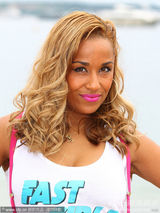 组图：电影《女飞人》发布会 三女星海滩活力狂奔