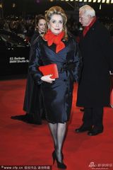 组图：《狂妈上路》首映 冰美人凯瑟琳贵气逼人