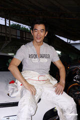 组图：任贤齐为个唱拍微电影 关颖化身性感天使