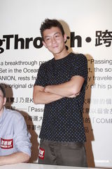 组图：陈冠希助阵好友Kaws新书签售会