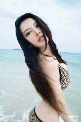 幻灯图：“小舒淇”潘霜霜爆乳诱惑 穿豹纹比基尼