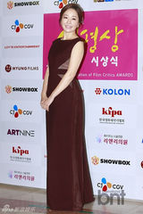 组图：朴信惠镂空装亮相第33届影评奖颁奖礼