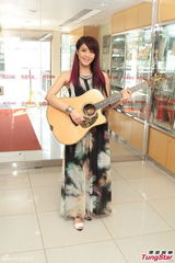 组图：官恩娜与男友吉他传情 赞朱莉切乳房防癌